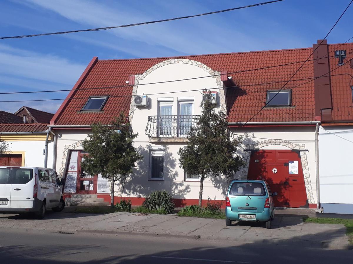 Agria Wellness Guesthouse Eger Exteriör bild