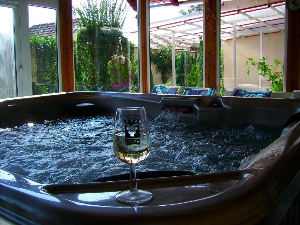 Agria Wellness Guesthouse Eger Exteriör bild